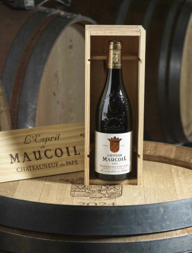Château Maucoil bouteille dans chai (2)